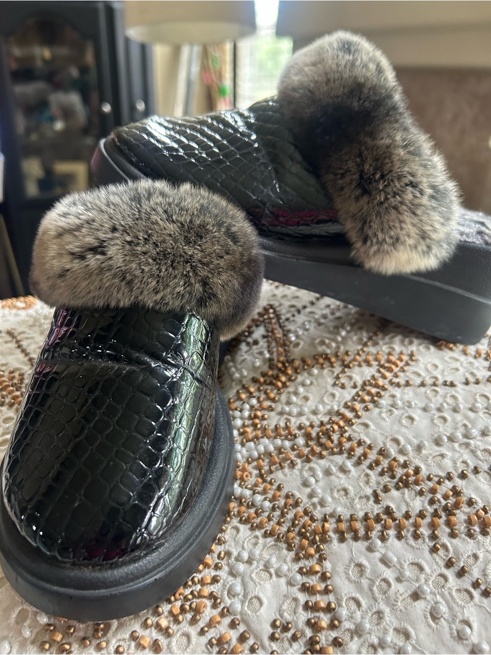 Glossy Faux-Croc Slide Slippers with Fur Trim - Black size 6.